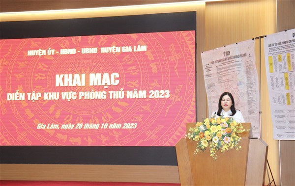 Chủ tịch UBND huyện Gia L&acirc;m Đặng Thị Huyền ph&aacute;t biểu khai mạc diễn tập KVPT năm 2023.