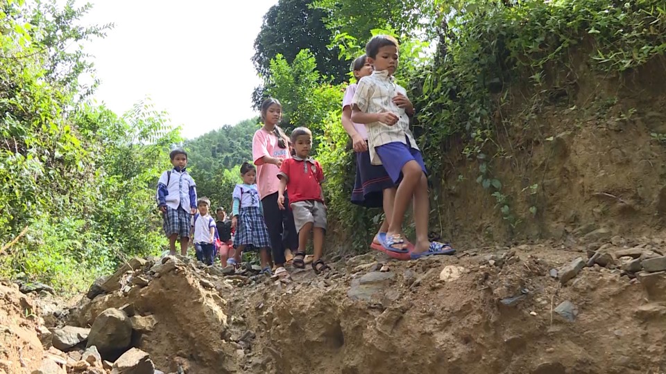 Điều kiện sống ở huyện Ba Tơ n&oacute;i ri&ecirc;ng v&agrave; c&aacute;c huyện v&ugrave;ng cao Quảng Ng&atilde;i n&oacute;i chung c&ograve;n rất nhiều kh&oacute; khăn, nhiều học sinh phải vượt đường n&uacute;i đến lớp.