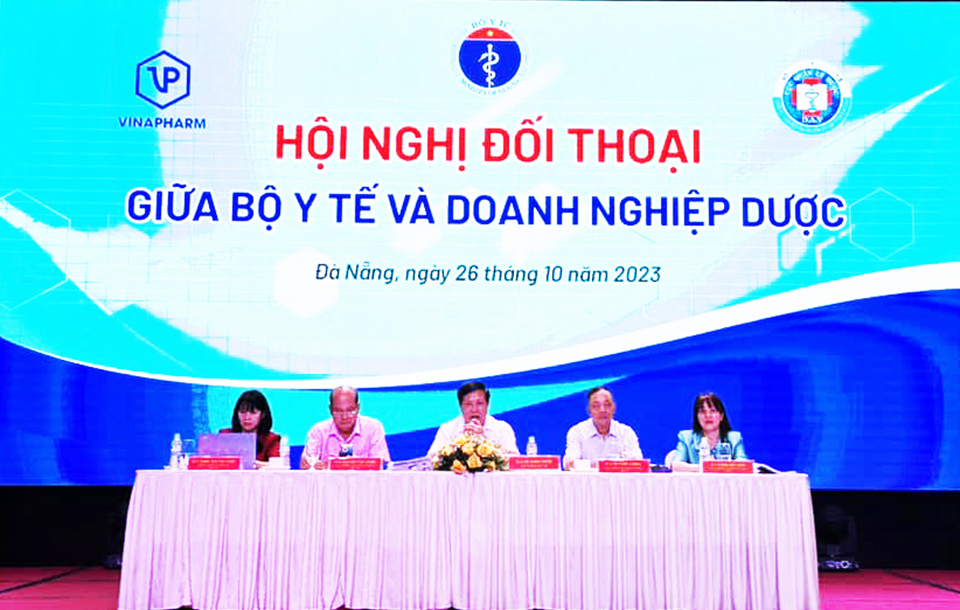 Với tinh thần cầu thị v&agrave; đồng h&agrave;nh c&ugrave;ng DN, hội nghị được Bộ Y tế tổ chức với mục đ&iacute;ch đối thoại giữa đại diện l&atilde;nh đạo Bộ Y tế v&agrave; Tổng c&ocirc;ng ty Dược Việt Nam, Hiệp hội c&aacute;c DN Dược Việt Nam để kịp thời lắng nghe những kh&oacute; khăn, vướng mắc trong hoạt động sản xuất, kinh doanh của DN trong qu&aacute; tr&igrave;nh thực thi c&aacute;c ch&iacute;nh s&aacute;ch, ph&aacute;p luật hiện h&agrave;nh.