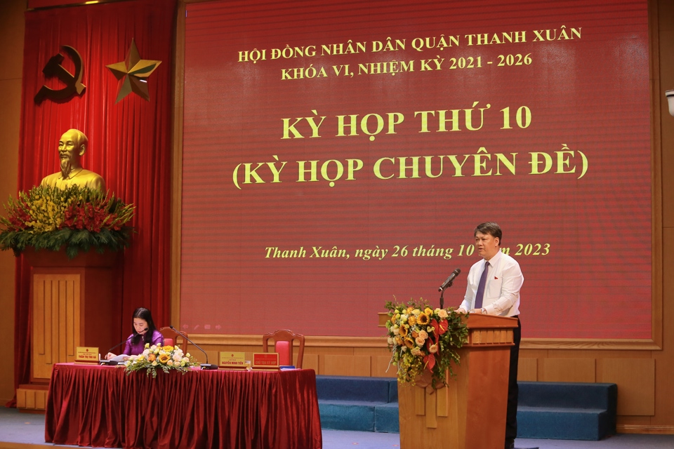 Ph&oacute; B&iacute; thư Thường trực Quận ủy, Chủ tịch HĐND quận Thanh Xu&acirc;n Nguyễn Minh Tiến ph&aacute;t biểu tại kỳ họp