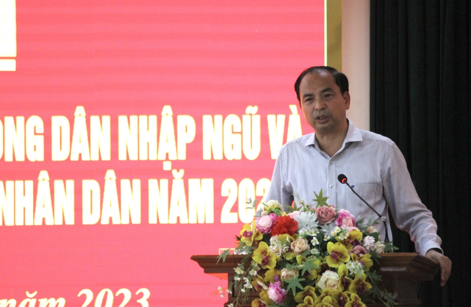 Chủ tịch UBND quận T&acirc;y Hồ Nguyễn Đ&igrave;nh Khuyến ph&aacute;t biểu tại hội nghị.
