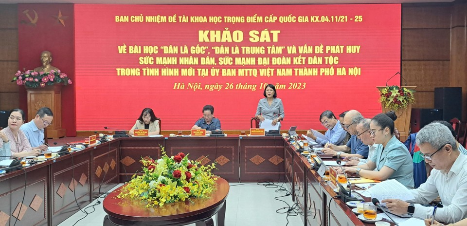 Ph&oacute; Chủ tịch Ủy ban MTTQ Việt Nam TP H&agrave; Nội Nguyễn Thị Kim Dung b&aacute;o c&aacute;o tại cuộc khảo s&aacute;t