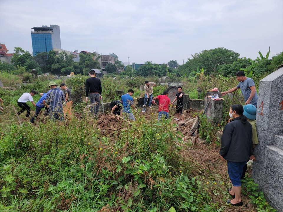 Nhiều d&ograve;ng họ, hộ gia đ&igrave;nh ở phường Y&ecirc;n Nghĩa đang gấp r&uacute;t di chuyển mộ ch&iacute; của người th&acirc;n v&agrave;o nghĩa trang TDP 9 vừa ho&agrave;n th&agrave;nh x&acirc;y dựng