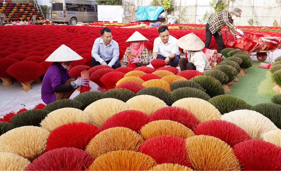 Du kh&aacute;ch thăm quan l&agrave;ng sản xuất hương tại x&atilde; Quảng Ph&uacute; Cầu (Ứng H&ograve;a). Ảnh: Ho&agrave;i Nam