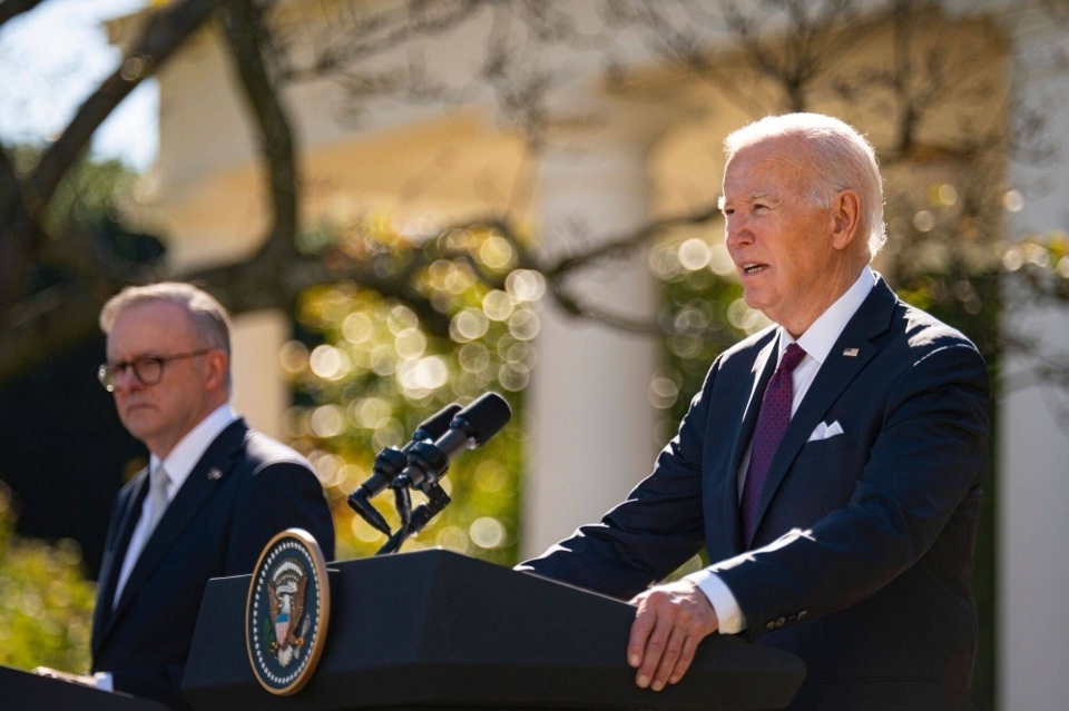 Tổng thống Biden ph&aacute;t biểu trong cuộc họp b&aacute;o với Thủ tướng Australia Anthony Albanese ở Vườn Hồng của Nh&agrave; Trắng h&ocirc;m 25/10. Ảnh: Bloomberg