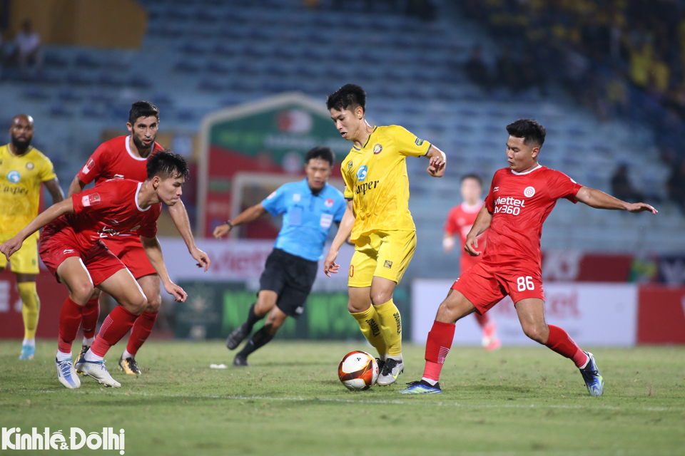 Tuy nhi&ecirc;n,&nbsp;tỷ số bất ngờ được mở cho Thanh H&oacute;a. Từ t&igrave;nh huống phạt g&oacute;c,&nbsp;Gustavo Santos đ&aacute;nh đầu chuyền b&oacute;ng để Trịnh Văn Lợi tung c&uacute; s&uacute;t ngay trong v&ograve;ng cấm đ&aacute;nh bại thủ m&ocirc;n Phạm Văn Phong ở ph&uacute;t thứ 67.