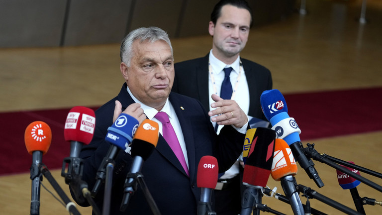 Thủ tướng Hungary Viktor Orban ph&aacute;t biểu với ph&oacute;ng vi&ecirc;n b&ecirc;n lề hội nghị thượng đỉnh EU tại Brussels h&ocirc;m 26/10. Ảnh: AP