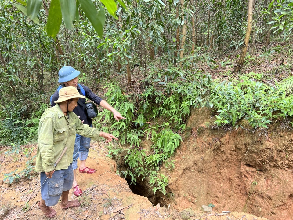 "Năm n&agrave;o cũng vậy, cứ đến m&ugrave;a mưa b&atilde;o l&agrave; cả nh&agrave; ngủ kh&ocirc;ng ngon v&igrave; sợ đất đ&aacute; ở ngọn n&uacute;i n&agrave;y sẽ đổ xuống", &ocirc;ng Phạm Văn Lem (tr&uacute; tổ 3, th&ocirc;n Nước Lăng, x&atilde; Ba Xa) chia sẻ.