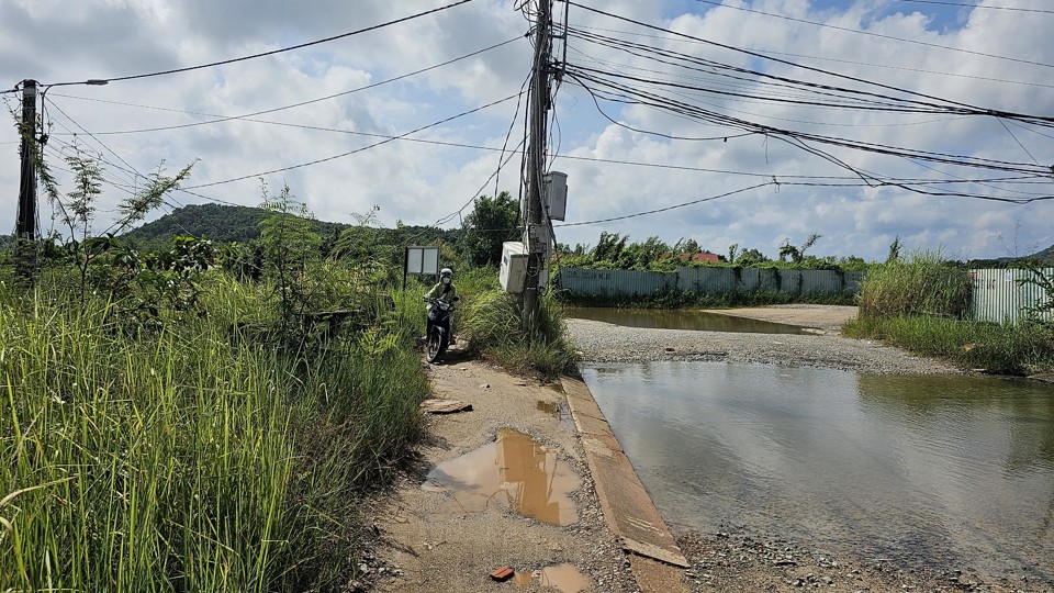 Để đi v&agrave;o khu d&acirc;n cư, người d&acirc;n phải tạo th&agrave;nh những con đường m&ograve;n vừa một chiếc xe đi qua để tr&aacute;nh những ổ voi. Ảnh Hữu Tuấn