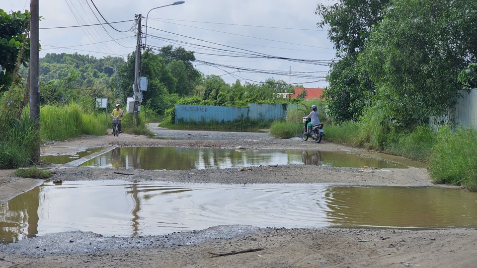 Một đoạn đường hơn 20m đ&atilde; c&oacute; 3 ổ voi to khiến giao th&ocirc;ng đi lại đ&atilde; kh&oacute; lại c&agrave;ng kh&oacute; hơn. Ảnh Hữu Tuấn