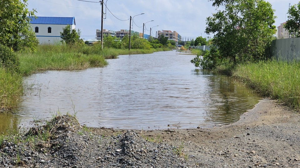 Tuyến đường d&agrave;i chưa tới 2km, nhưng nhiều đoạn đ&atilde; th&agrave;nh s&ocirc;ng v&agrave; "ổ voi" rất nguy hiểm cho người d&acirc;n. Ảnh Hữu Tuấn