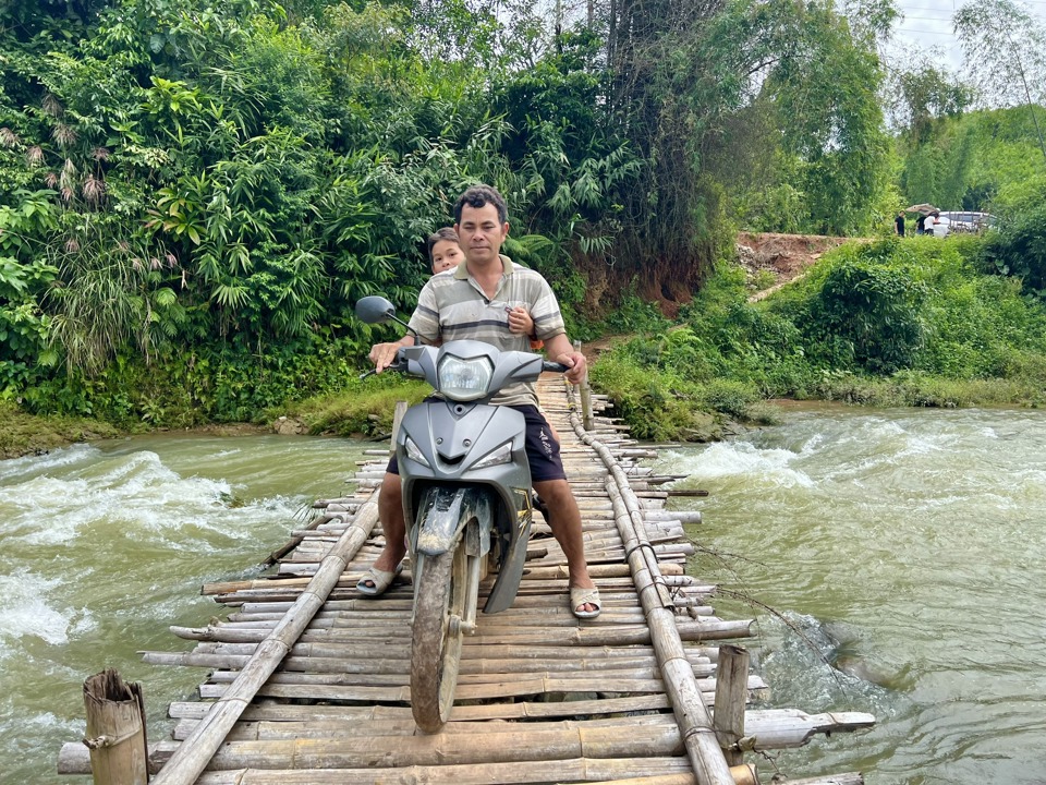 &nbsp;V&agrave;o m&ugrave;a mưa, nước suối Nước Lăng d&acirc;ng cao, người d&acirc;n trong th&ocirc;n bị c&ocirc; lập, cộng th&ecirc;m nỗi lo n&uacute;i lở khiến ai nấy đều bất an.