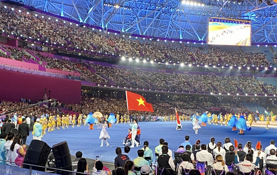 L&aacute; cờ quốc kỳ của Việt Nam được diễu h&agrave;nh tại&nbsp;Lễ bế mạc Đại hội Thể thao Người Khuyết tật ch&acirc;u &Aacute; lần thứ 4 (Asian Para Games 2023). Ảnh: PT Dương.