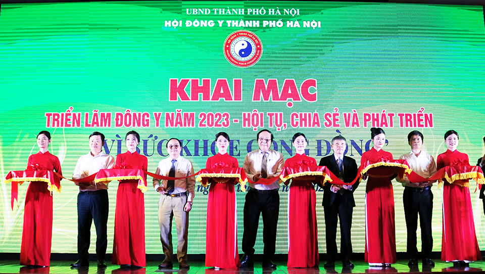 Các đại bi&ecirc;̉u cắt băng&nbsp;khai mạc triển l&atilde;m đ&ocirc;ng y năm 2023.