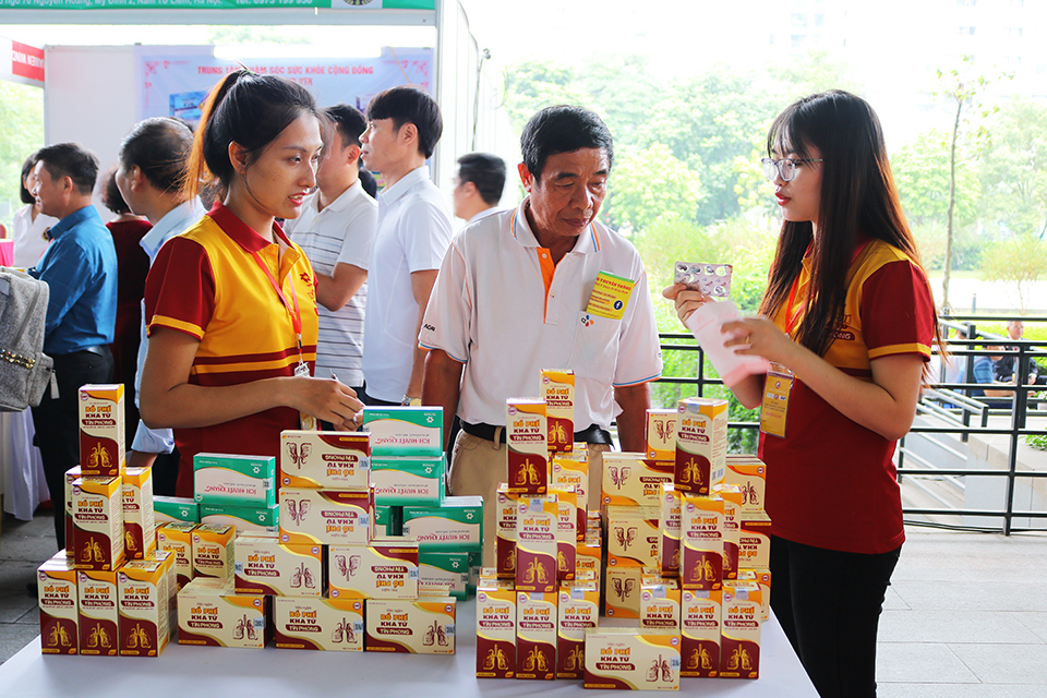 Triển l&atilde;m đ&ocirc;ng y thu h&uacute;t đ&ocirc;ng đảo c&aacute; nh&acirc;n v&agrave; tổ chức trong lĩnh vực y học cổ truyền tham gia.