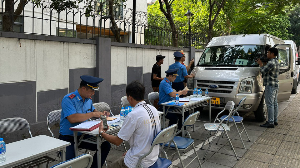 Trong đợt cao điểm đầu năm học mới, lực lượng chức năng quận Cầu Giấy đ&atilde; tiến h&agrave;nh kiểm tra xử l&yacute; 19 trường hợp vi phạm.