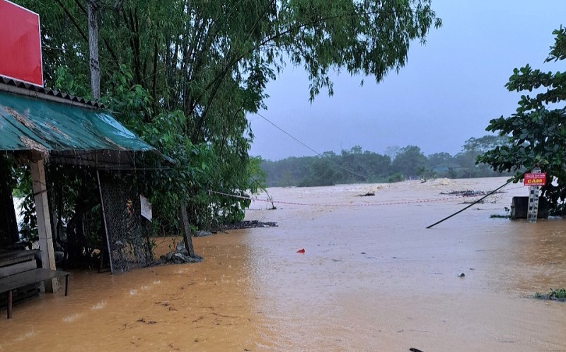 Nhiều tuyến đường ở huyện Hương Kh&ecirc; bị ngập s&acirc;u trong nước lũ