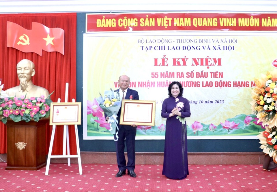 Nguy&ecirc;n Tổng Bi&ecirc;n tập Tạp ch&iacute;&nbsp;Lao động v&agrave; X&atilde; hội Trần Ngọc Diễn đ&oacute;n nhận&nbsp;Hu&acirc;n chương Lao động hạng Ba.