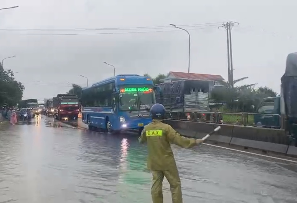 C&ocirc;ng an x&atilde; tham gia điều tiết, hỗ trợ giao th&ocirc;ng.