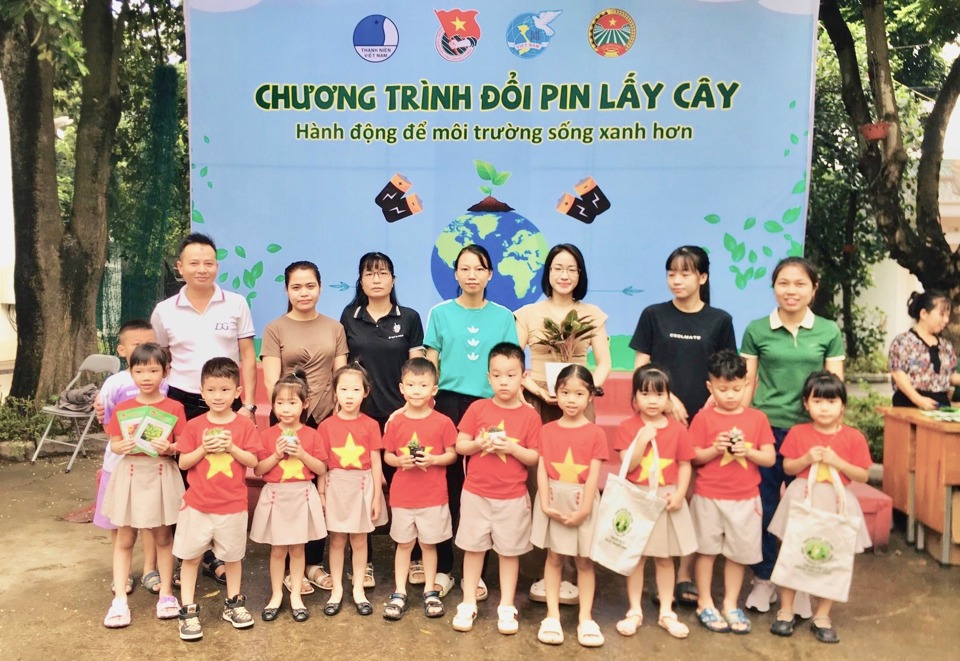 Đồng đảo em nhỏ tham gia chương tr&igrave;nh đổi pin lấy c&acirc;y tại x&atilde; Ph&ugrave; Lỗ (huyện S&oacute;c Sơn, TP H&agrave; Nội).