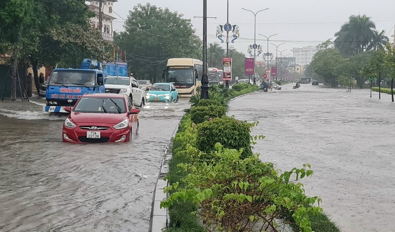 Mưa lớn nhiều nhiều tuyến đường tại TP Đồng Hới bị ngập s&acirc;u trong nước.