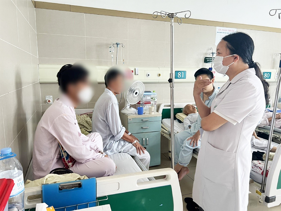 Một nam thanh ni&ecirc;n phải nhập viện Bệnh viện Bạch Mai điều trị sau khi sử dụng thuốc l&aacute; điện tử.