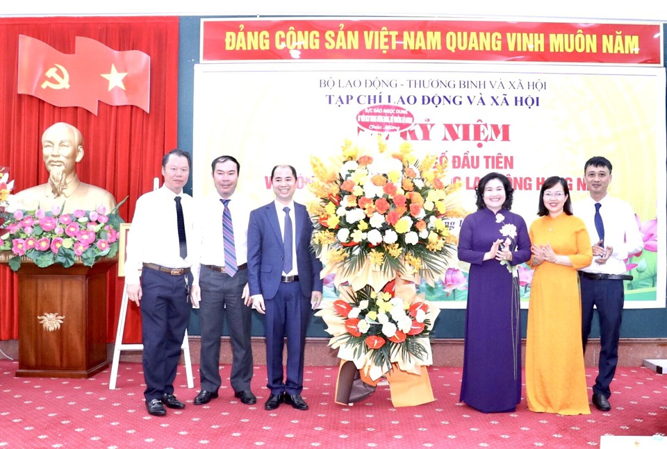 Thứ trưởng Nguyễn Thị H&agrave;, thay mặt L&atilde;nh đạo Bộ LĐTB&amp;XH tặng lẵng hoa của Bộ trưởng Đ&agrave;o Ngọc Dung ch&uacute;c mừng Tạp ch&iacute; Lao động v&agrave; X&atilde; hội.