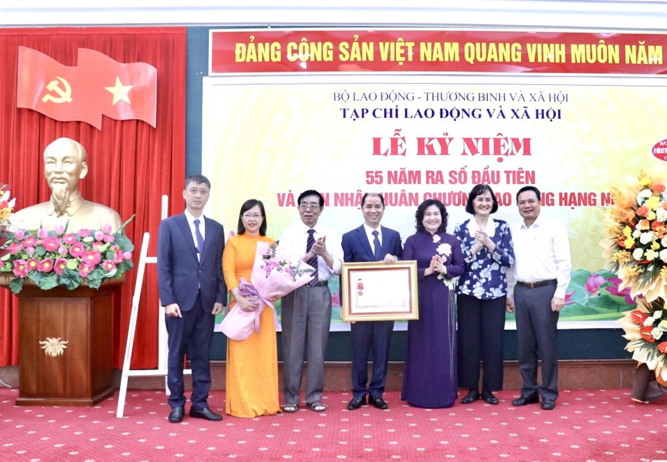 Thừa ủy quyền của Chủ tịch nước, Thứ trưởng Nguyễn Thị H&agrave; đ&atilde; trao Hu&acirc;n chương Lao động hạng Nh&igrave; lần thứ hai cho Tạp ch&iacute; Lao động v&agrave; X&atilde; hội.