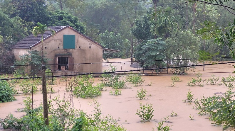 Nhiều hộ d&acirc;n ở x&atilde; H&agrave; Linh, huyện Hương Kh&ecirc; vẫn bị ngập s&acirc;u trong nước lũ