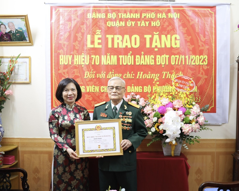 B&iacute; thư Quận uỷ T&acirc;y Hồ L&ecirc; Thị Thu Hằng trao&nbsp;Huy hiệu 70 năm tuổi Đảng cho đồng ch&iacute; Ho&agrave;ng Như Thạch &ndash; đảng vi&ecirc;n Chi bộ Tổ d&acirc;n phố số 5, Đảng bộ phường Tứ Li&ecirc;n.