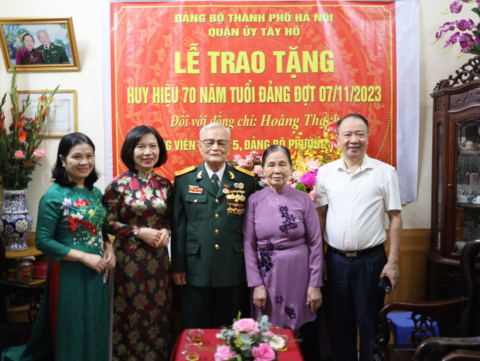 B&iacute; thư Quận uỷ T&acirc;y Hồ L&ecirc; Thị Thu Hằng mong muốn, c&aacute;c đảng vi&ecirc;n vinh dự được trao tặng Huy hiệu Đảng sẽ lu&ocirc;n giữ được sức khỏe để sống trường thọ c&ugrave;ng con ch&aacute;u v&agrave; l&agrave; những tấm gương s&aacute;ng về sự nỗ lực phấn đấu, r&egrave;n luyện v&agrave; trưởng th&agrave;nh.