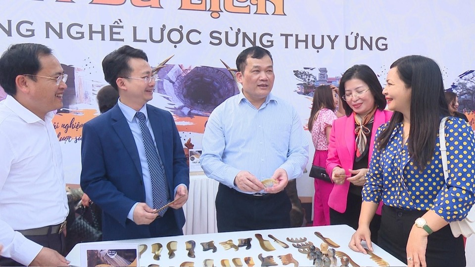 B&iacute; thư Huyện ủy Thường T&iacute;n Nguyễn Tiến Minh quan t&acirc;m đến sự ph&aacute;t triển của l&agrave;ng nghề truyền thống tr&ecirc;n địa b&agrave;n