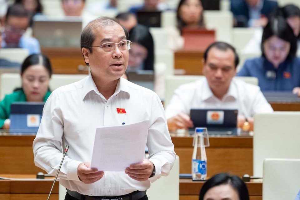 Đại biểu Tr&igrave;nh Lam Sinh (Đo&agrave;n tỉnh An Giang) ph&aacute;t biểu thảo luận tại hội trường