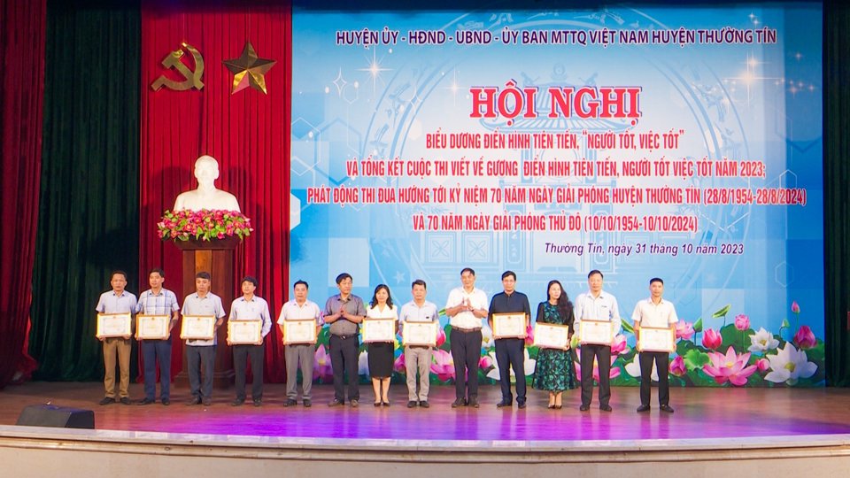 Chủ tịch UBND huyện Thường T&iacute;n Nguyễn Xu&acirc;n Minh trao thưởng cho c&aacute;c tập thể, c&aacute; nh&acirc;n