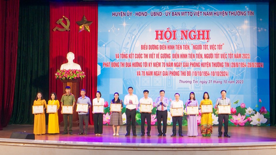 B&iacute; thư Huyện uỷ Thường T&iacute;n Nguyễn Tiến Minh trao thưởng cho c&aacute;c tập thể, c&aacute; nh&acirc;n