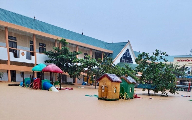 Một ng&ocirc;i trường tr&ecirc;n địa b&agrave;n tỉnh H&agrave; Tĩnh bị ngập s&acirc;u do mưa lũ.