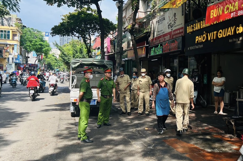 Tăng cường tuần tra, kiểm tra, xử l&yacute; vi phạm l&agrave; một trong những biện ph&aacute;p được phường Trung Liệt thường xuy&ecirc;n thực hiện nhằm thay đổi nhận thức, th&oacute;i quen của c&aacute;c hộ kinh doanh.