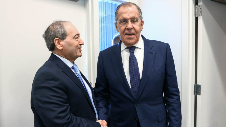 Ngoại trưởng Nga Sergey Lavrov (phải) với Ngoại trưởng Syria Faisal Mekdad. Ảnh: RT