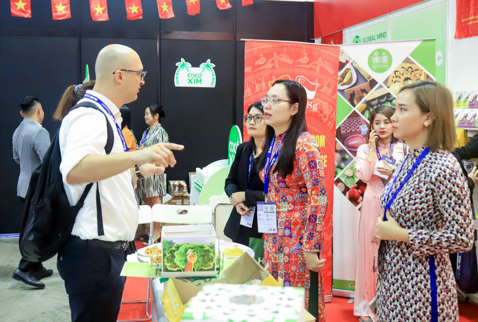 Doanh nghiệp Hà Nội giới thiệu sản phẩm đạt tiêu chuẩn Halal tại Hội chợ FLAsia 2023. Ảnh: Hoài Nam
