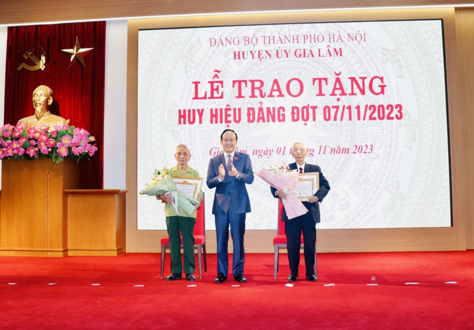 Ph&oacute; B&iacute; thư Th&agrave;nh uỷ, Chủ tịch HĐND TP H&agrave; Nội Nguyễn Ngọc Tuấn trao Huy hiệu 75 năm tuổi đảng cho c&aacute;c đảng vi&ecirc;n l&atilde;o th&agrave;nh tại huyện Gia L&acirc;m.