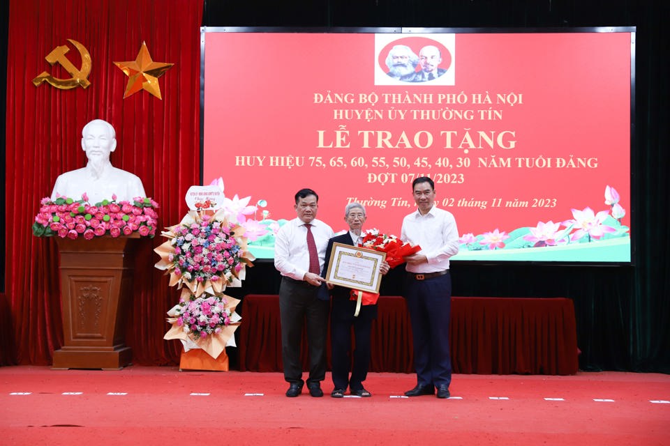 B&iacute; thư Huyện ủy Thường T&iacute;n Nguyễn Tiến Minh v&agrave; Ph&oacute; B&iacute; thư Thường trực Huyện uỷ, Chủ tịch HĐND huyện Thường T&iacute;n Tạ Hữu Thọ trao huy hiệu 75 năm tuổi Đảng cho đảng vi&ecirc;n Nguyễn Văn Được &nbsp;