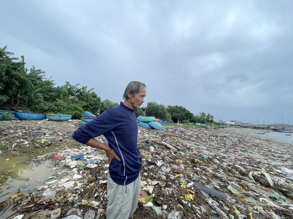 "B&agrave; con rủ nhau ra dọn nhưng kh&ocirc;ng xuể. Giờ chỉ c&oacute; c&aacute;ch l&agrave;m k&egrave; ph&iacute;a ngo&agrave;i mới tr&aacute;nh được t&igrave;nh trạng n&agrave;y", &ocirc;ng Đặng Lự (th&ocirc;n An Vĩnh) chia sẻ.