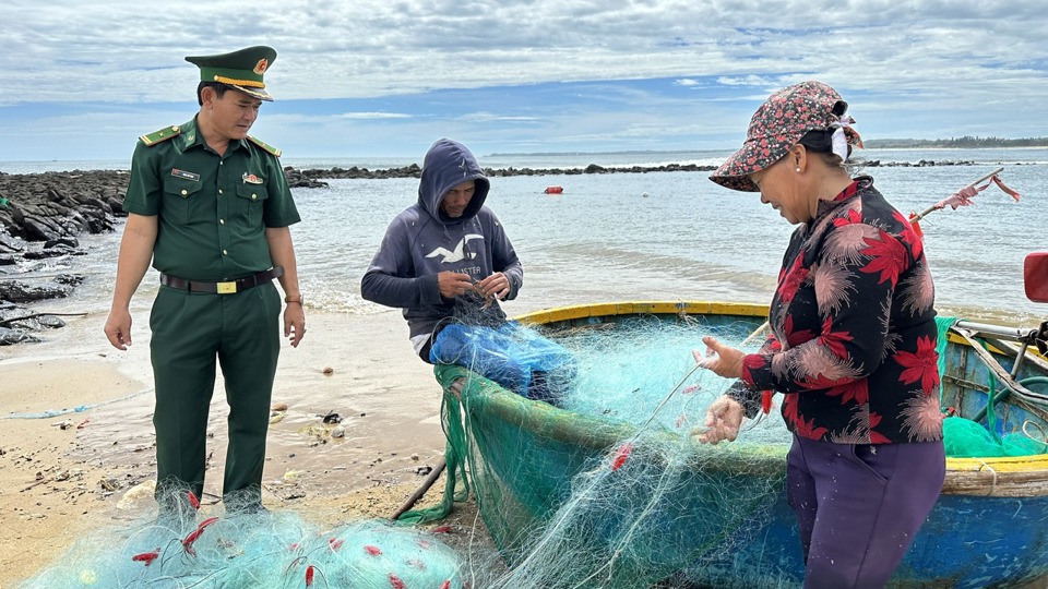 Bộ đội bi&ecirc;n ph&ograve;ng tuy&ecirc;n truyền, vận động người d&acirc;n.