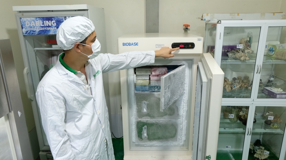 Nghiên cứu, sản xuất chế phẩm vi sinh dùng trong lĩnh vực nuôi trồng thủy sản tại Công ty TNHH Bio-Floc. Ảnh: Lâm Nguyễn