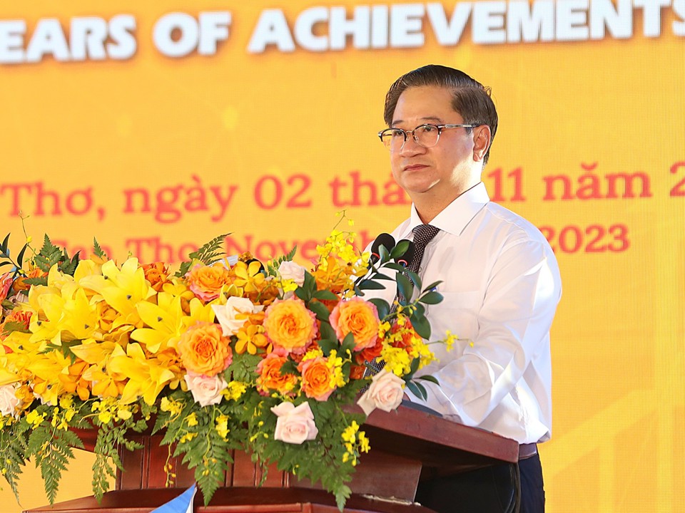 &Ocirc;ng Trần Việt Trường - Chủ tịch UBND TP Cần Thơ ph&aacute;t biểu tại lễ khai mạc.