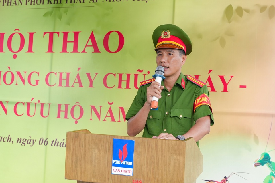 Thiếu T&aacute; Nguyễn Hải Ninh &ndash; C&aacute;n bộ Đội PCCC&amp;CNCH Khu vực Nhơn Trạch đại diện Tổ Trọng t&agrave;i ph&aacute;t biểu tại Hội thao