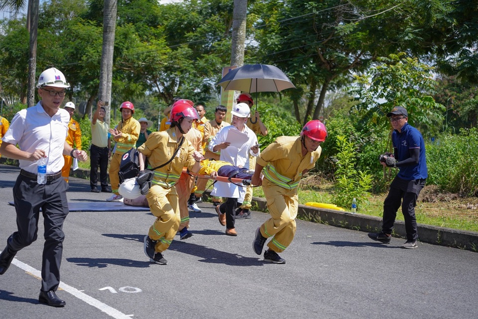 Đội thi tham gia b&agrave;i thi cứu người bị nạn, sơ cấp cứu