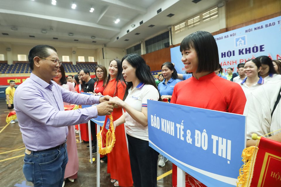 B&aacute;o Kinh tế&amp;Đ&ocirc; thị nhận cờ lưu niệm tham dự Hội khoẻ.