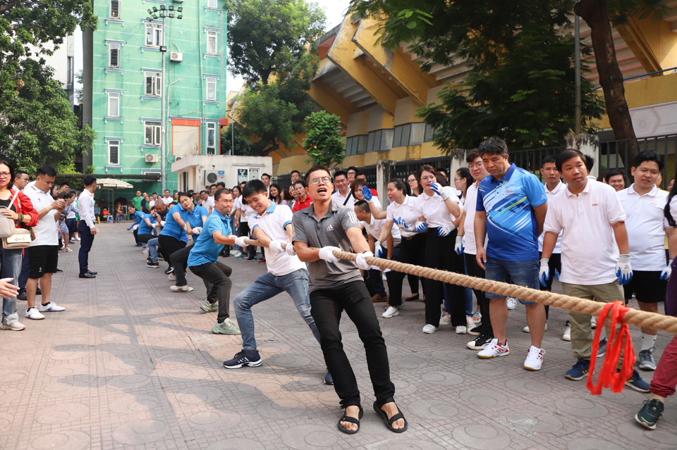 M&ocirc;n k&eacute;o co thu h&uacute;t đ&ocirc;ng đảo VĐV tham dự cũng như c&aacute;c cổ động vi&ecirc;n cổ vũ.