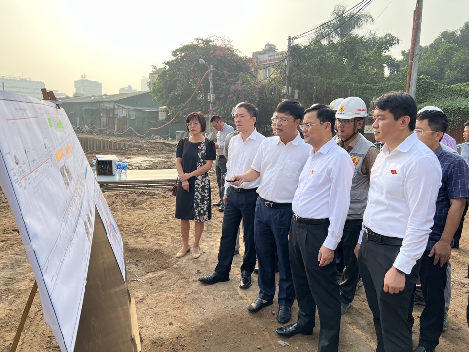 Phó Chủ tịch HĐND TP Hà Nội Phạm Quí Tiên khảo sát thực địa dự án xây dựng hầm chui tại nút giao giữa đường vành đai 2,5 với đường Giải Phóng-Quốc lộ 1A cũ, quận Hoàng Mai.